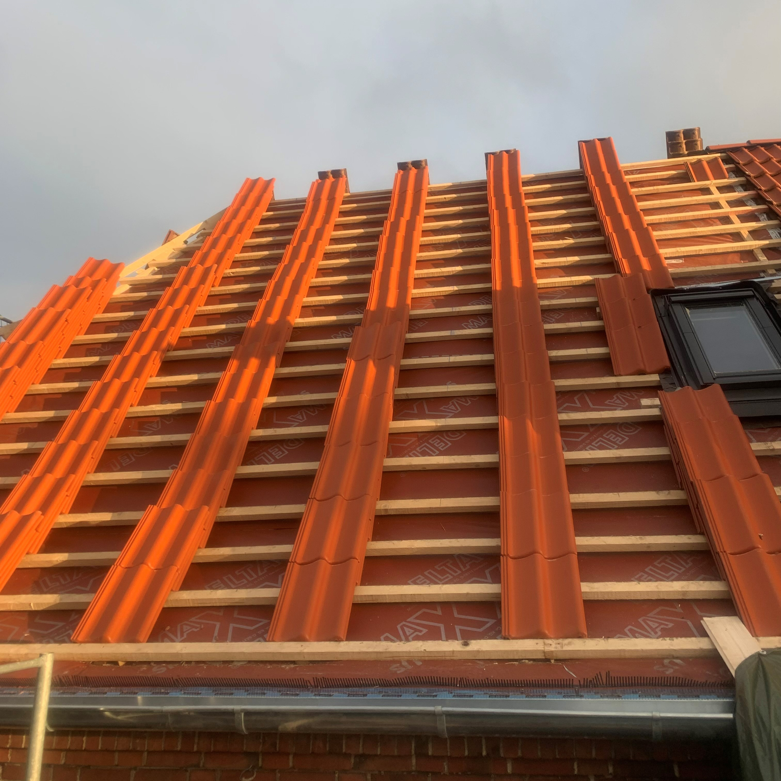 Rote Dachziegel liefen auf dem neuen Dach